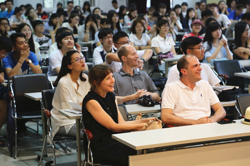 罗格斯大学纽瓦克学院成功召开期末学生见面会